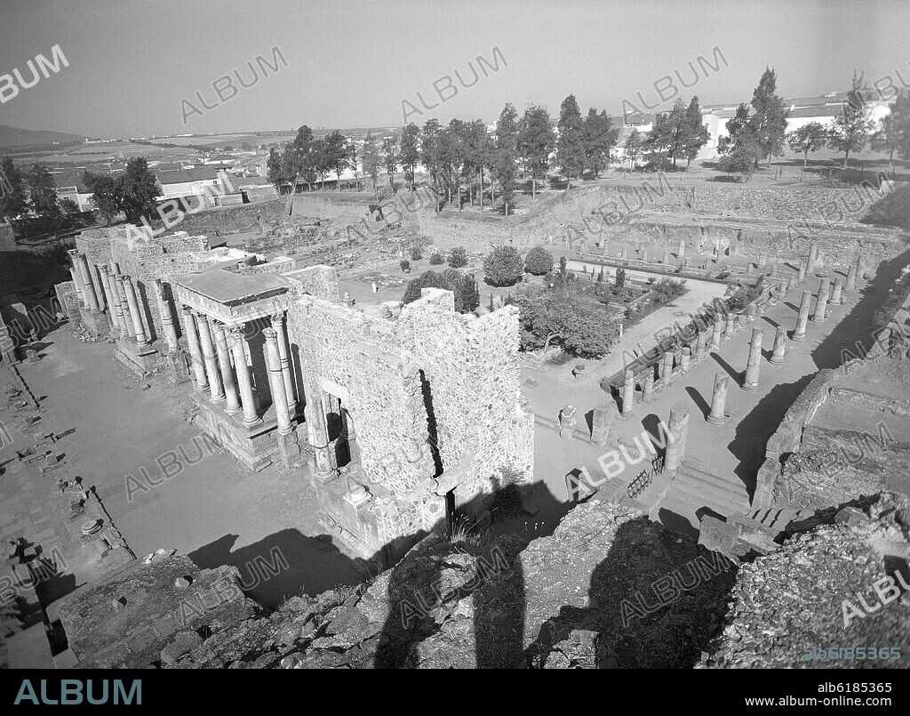 TEATRO ROMANO DE MERIDA CONSTRUIDO EN LOS AÑOS 15 Y 16 AC - FOTOGRAFIA EN BLANCO Y NEGRO - 1954.