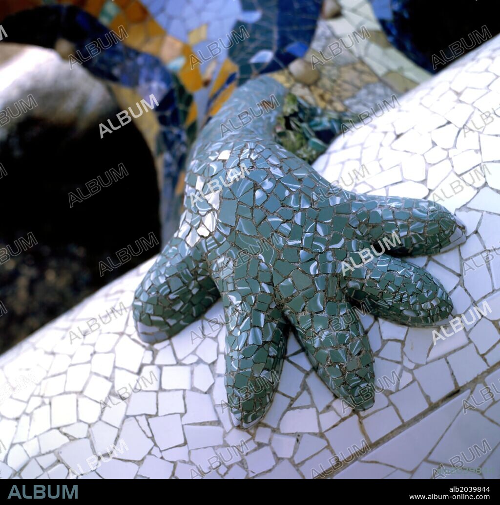 ANTONI GAUDÍ. Parque Güell, Barcelona. El Drag, escultura situada en la entrada del parque. La escultura es una salida para los excedentes de agua de lluvia.