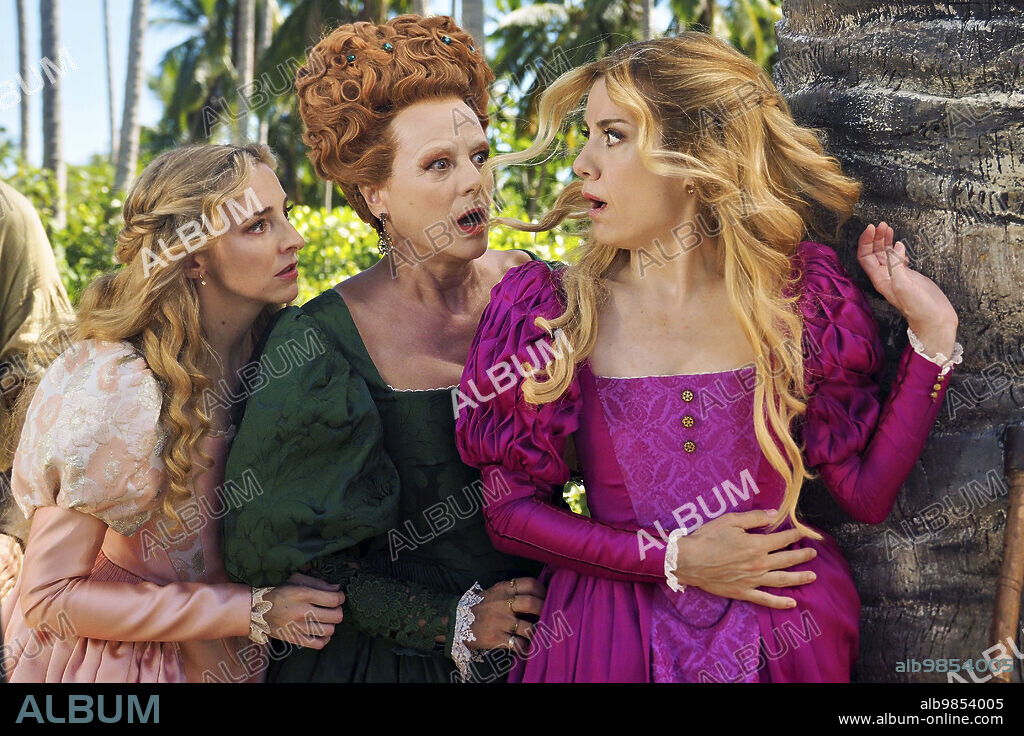ALEXANDRA JIMENEZ, ANNA MOLINER y EMMA SUAREZ en LA TERNURA, 2023, dirigida por VICENTE VILLANUEVA. Copyright Movistar Plus+ / RTVE.