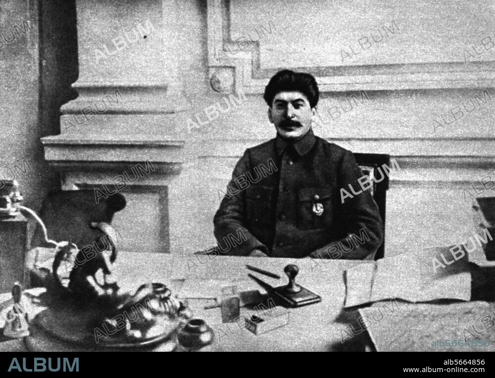 Stalin, Josef (eigentl. Jussif Wissarionowitsch Dschugaschwili), sowjet. Politiker Gori 21.12.1879 - Moskau 5.3.1953. Stalin am Schreibtisch sitzend, in der Wohnung von Grigorij Ordschonikidse. Foto, 1921.