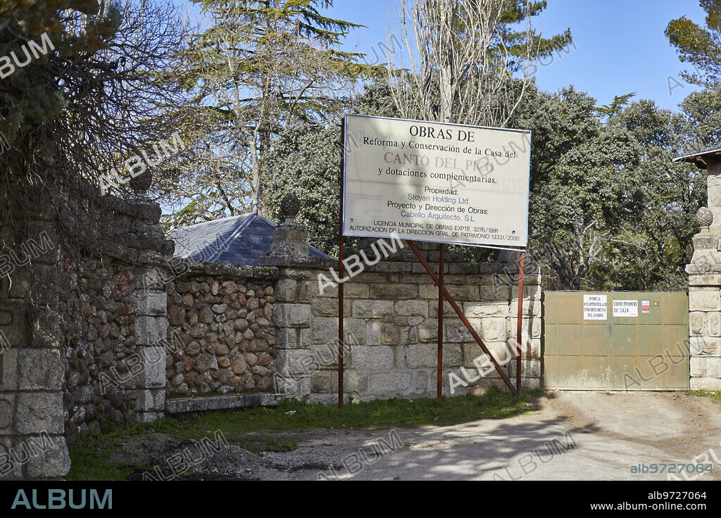 Torrelodones (Comunidad de Madrid), 12/02/2021. Palacio de Canto del Pico en estado de abandono y vandalizado. Entrada a la finca en la carretera M-618. Foto: Guillermo Navarro. ARCHDC.
