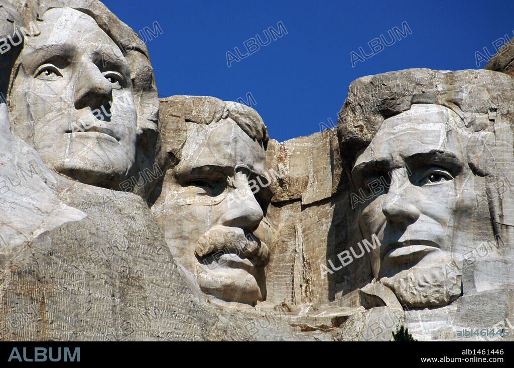 ABRAHAM LINCOLN (1809-1865), THEODORE ROOSEVELT (1858-1919) y THOMAS JEFFERSON (1743-1826). Presidentes de los Estados Unidos. ROSTROS DE JEFFERSON, ROOSEVELT y LINCOLN en el MONTE RUSHMORE (MOUNT RUSHMORE), esculpido entre 1927 y 1941 por Gutzon BORGLUM. Declarado Monumento Nacional en 1925. KEYSTONE. Estado de Dakota del Sur. Estados Unidos.