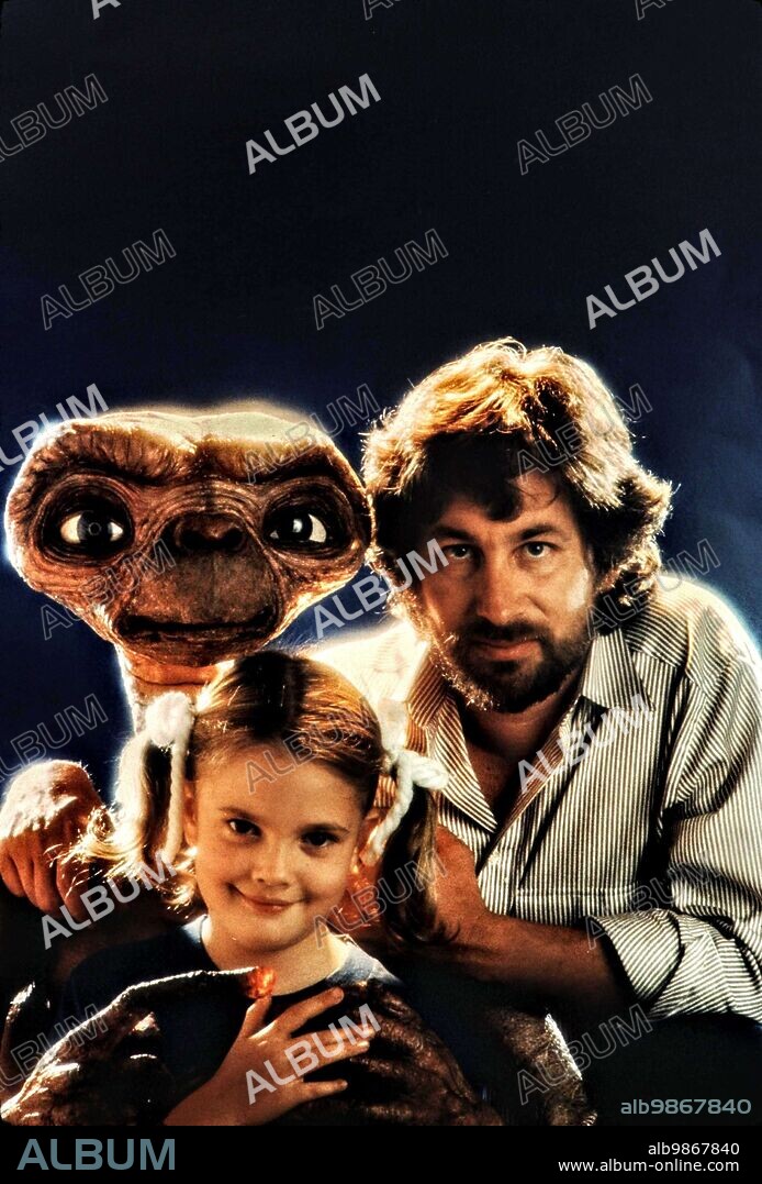 DREW BARRYMORE and STEVEN SPIELBERG in E. T. THE EXTRA-TERRESTRIAL, 1982, directed by STEVEN SPIELBERG. Copyright UNIVERSAL PICTURES.