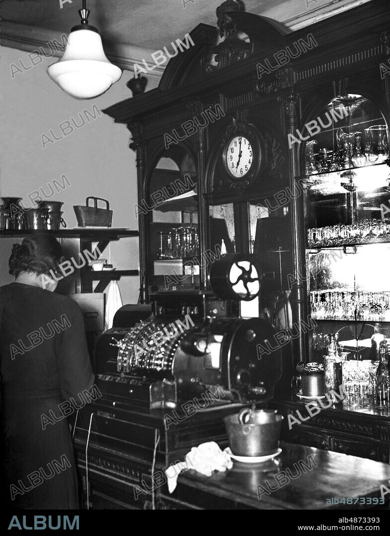 STOCKHOLM 1935-01-01. Interior from Café du Boulevard on Karlavägen 16 in Östermalm. Photo: TT Historical / Code 1902.