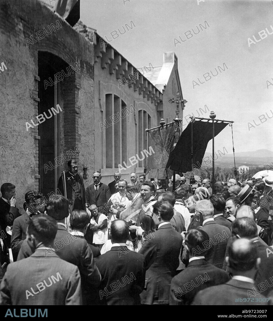 July 1922. Barcelona. At the inauguration of the National Schools of Palleja. The rector of the University, Marquis of Carulla (X), at the ceremony of blessing the building.