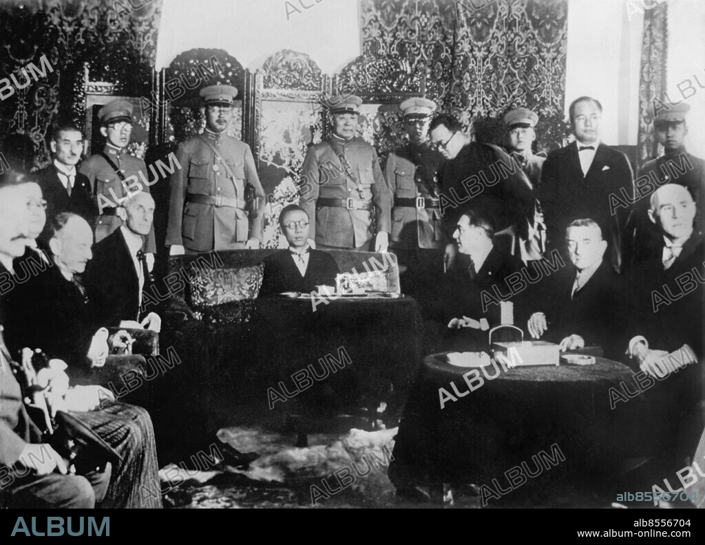 Orig. bildtext... THE LEAGUE OF NATIONS COMMISSION VISIT THE PRESIDENT OF MANCHURIET. Tokyo. The Representatives of the League of Nations inquiring into the China-Manchurian situation, under the leadership of Lord of Lytton is here shown on its official visit to Henry Pu-yi, president of the Manchurian Republic at his official residence. Anm. H Puyi, 1906-1967, kejsare av Kina (med namnet Syan-tung) 1908-1912 och 1917, och Manchukuo (med namnet Kang Teh) 1934-1945. Installerades av japanerna som kejsare i Manchukuo (Manchuriet). Vid andra världskrigets slut greps han och satt fängslad i Sovjetunionen till 1950, överfördes sen till Kina. Frigavs 1959. Japan ockuperade Manchuriet (nordlig del av Kina) 1931 och under åren 1932-1945 var Manchuriet en japansk lydstat med namnet Manchukuo Den sista kejsaren av Kina NF CD385 persons: HENRY PUYI sites: JAPAN;MANCHUKUO;MANCHURIET.