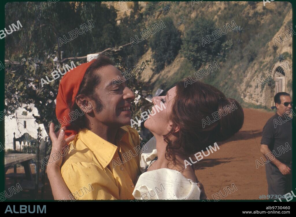 Arcos de la Frontera (Cádiz), diciembre de 1972. Antonio el Bailarín y Lola Ávila durante el rodaje de «El sombrero de tres picos».