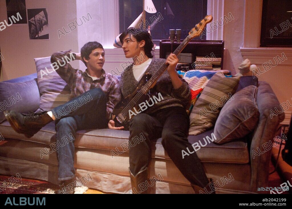 EZRA MILLER and LOGAN LERMAN in THE PERKS OF BEING A WALLFLOWER, 2012, directed by STEPHEN CHBOSKY. Copyright SUMMIT ENTERTAINMENT.