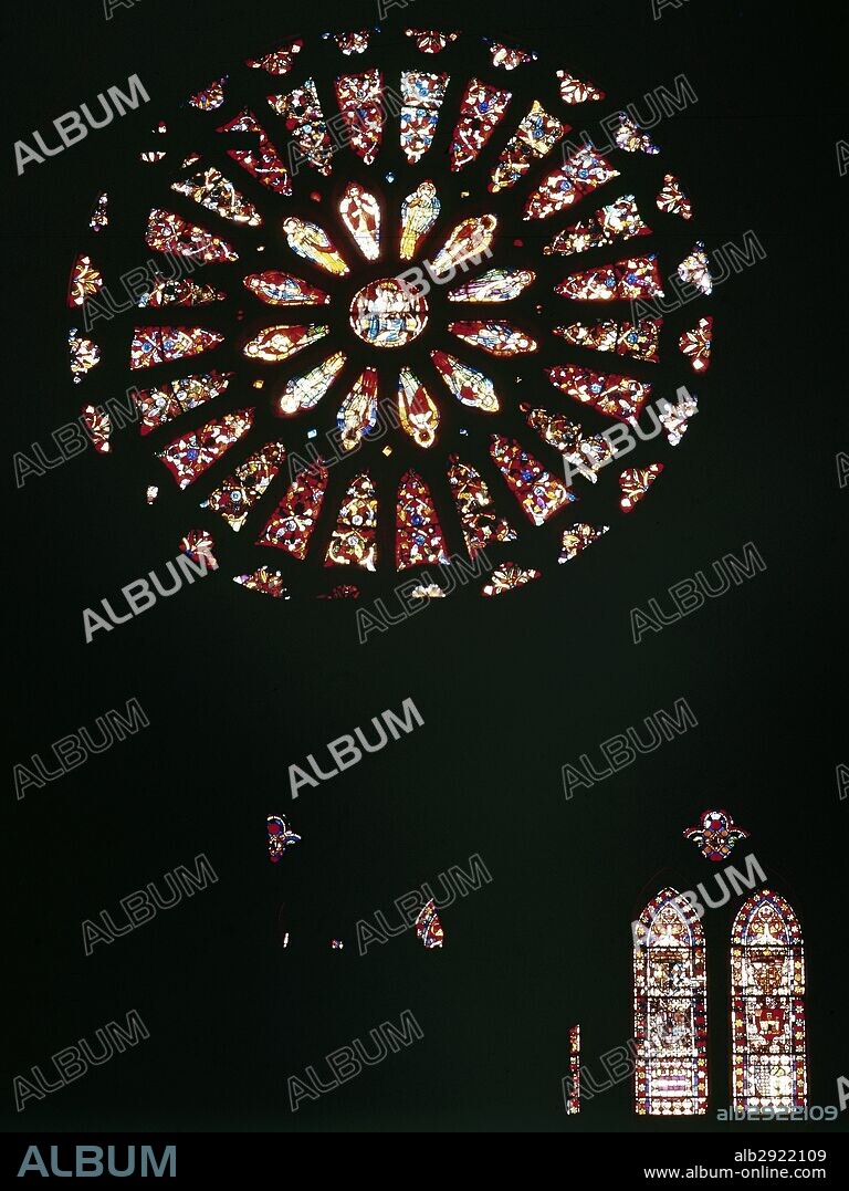ARTE GOTICO. ESPAÑA. VIDRIERAS DE LA CATEDRAL DE LEON. Forman un conjunto de más de setecientas treinta, construídas entre los siglos XIII al XVIII. Las realizadas en una primera etapa representan escenas civiles y las posteriores, escenas bíblicas. Detalle de algunas de las vidrieras y del ROSETON. Castilla-León.