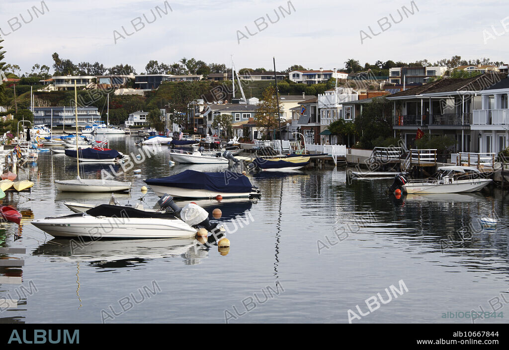 High and low tides, photo 1 of 2. High tide at Newport Bay, Newport Beach, California, USA. The difference in the water level is about 6 feet (1.8 meters). See C025/3436 for a view of the low tide.