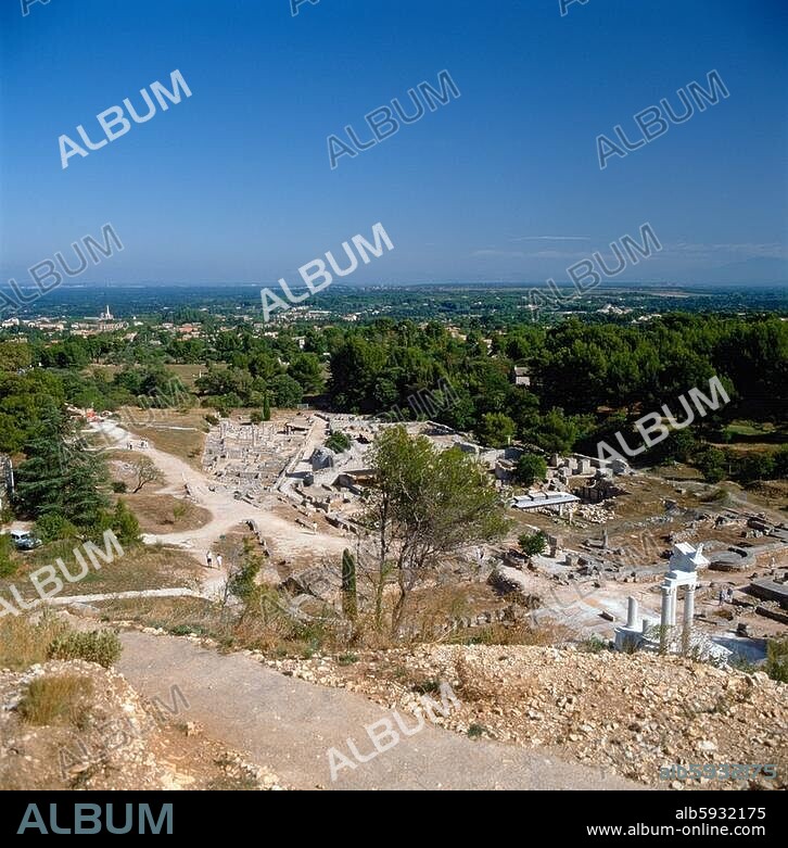 Glanum, Ausgrabungen der römischen Stadt, links die Hauptstraße und Häuser, mitte rechts das Forum, rechts vorne der >Zwillingstempel<. St-Rémy-de-Provence (Frankreich, Provence, Bouches-du-Rhone). St. Remy, Provence, Frankreich.