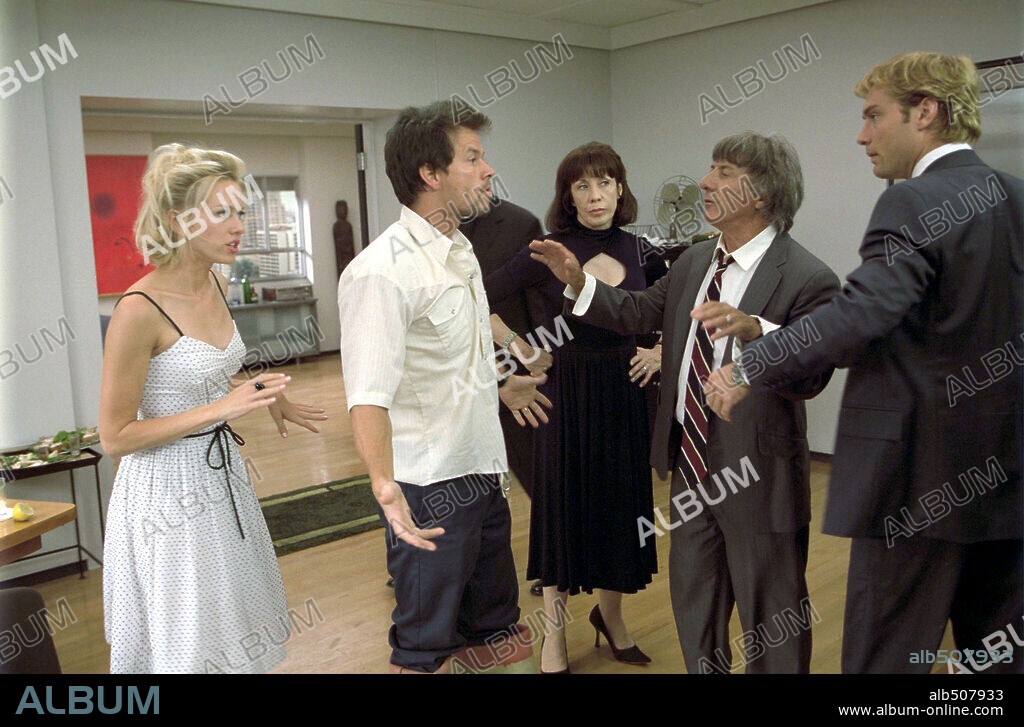 DUSTIN HOFFMAN, JUDE LAW, LILY TOMLIN, MARK WAHLBERG and NAOMI WATTS in I HEART HUCKABEES, 2004, directed by DAVID O. RUSSELL. Copyright 20TH CENTURY FOX / BARIUS, CLAUDETTE.