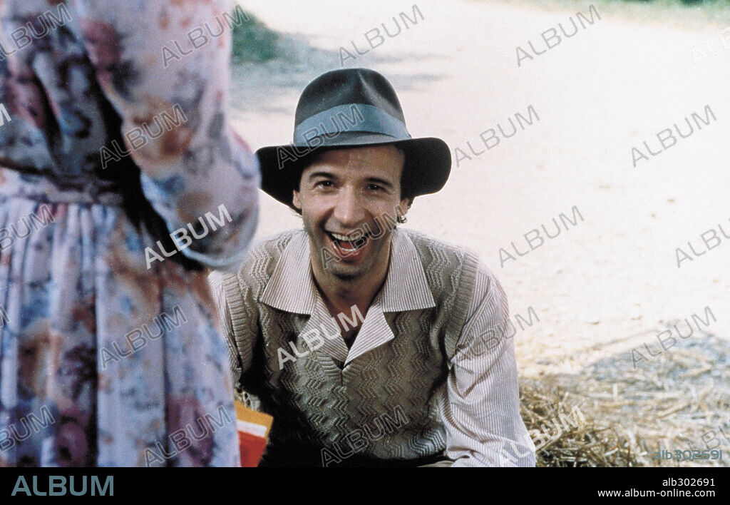 ROBERTO BENIGNI en LA VIDA ES BELLA, 1997 (LA VITA È BELLA), dirigida por ROBERTO BENIGNI. Copyright MIRAMAX.