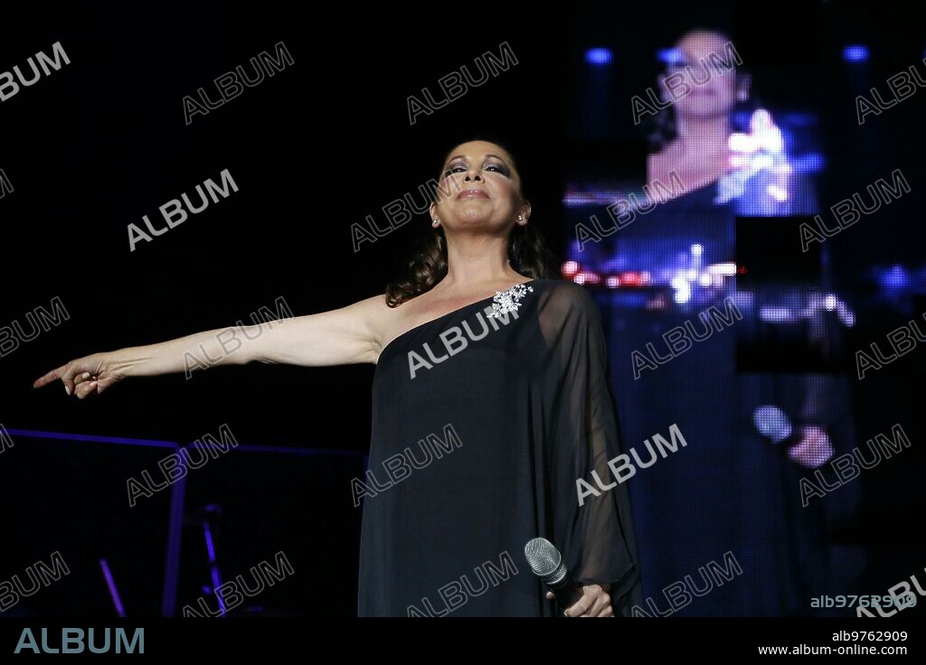 Zaragoza October 10, 2014 Concert by Isabel Pantoja Photo Fabián Simón archdc.