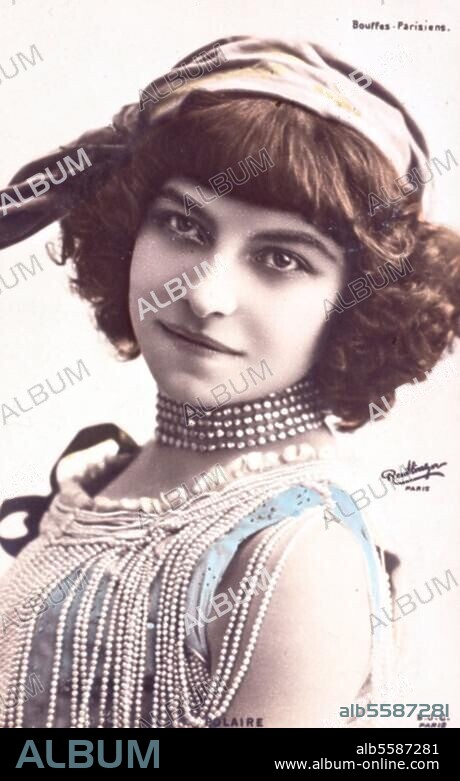 Polaire, Émilie Marie Bouchaud, dite ; chanteuse de café concert et actrice française ; Alger 1874 - Paris 1939. "POLAIRE". Portrait photographique (Reutlinger, Paris), coloriée. Carte postale photo. Paris, coll. privée.
