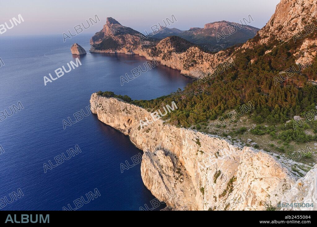 punta de La Nau y islote de Es Colomer,peninsula de Formentor, Pollença, Parque natural de la Sierra de Tramuntana, Mallorca,Islas Baleares, Spain.