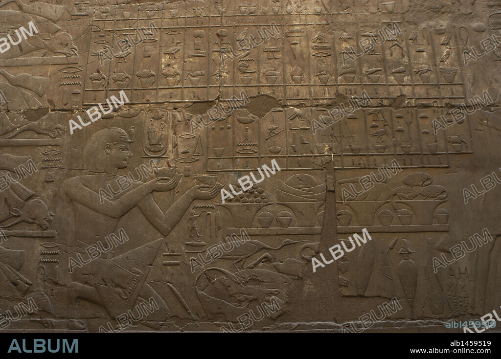 ARTE EGIPCIO. EGIPTO. Relieve con la representacion de un faraón realizando una OFRENDA A LOS DIOSES. Las ofrendas están colocadas en filas superpuestas sobre la mesa. (vino, frutos, aves, vacas entre otros alimentos). Paredes exteriores del santuario. TEMPLO DE LUXOR. IMPERIO NUEVO.