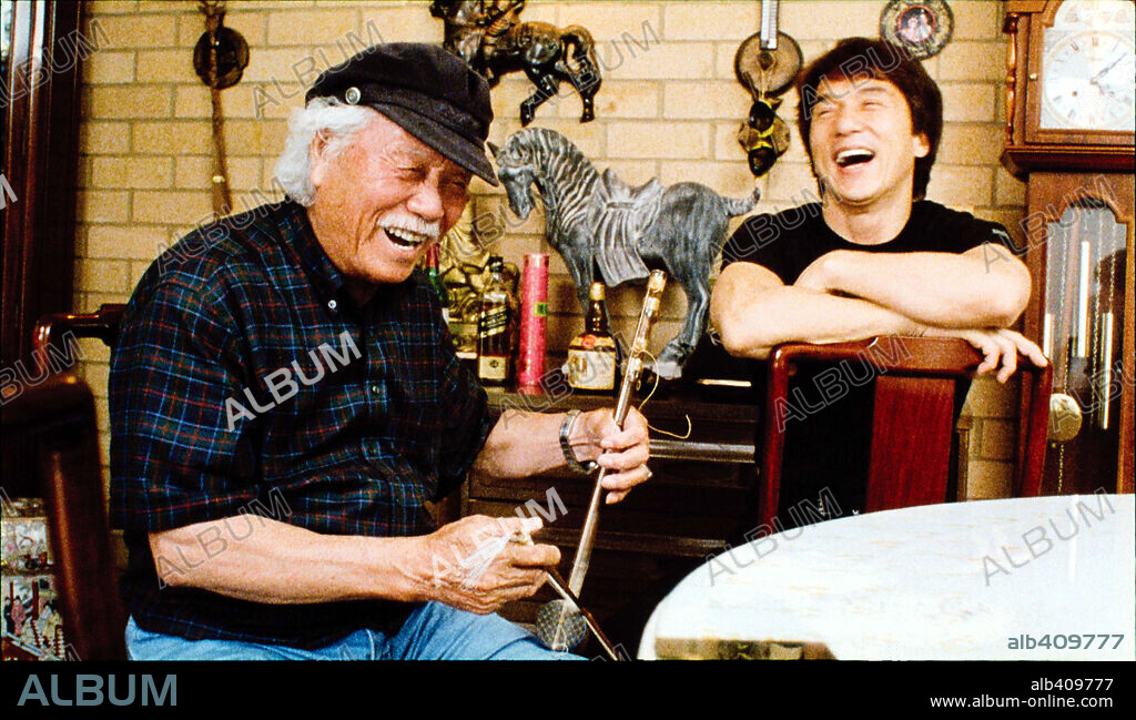 JACKIE CHAN in TRACES OF THE DRAGON: JACKIE CHAN AND HIS LOST FAMILY, 2003, unter der Regie von MABEL CHEUNG.