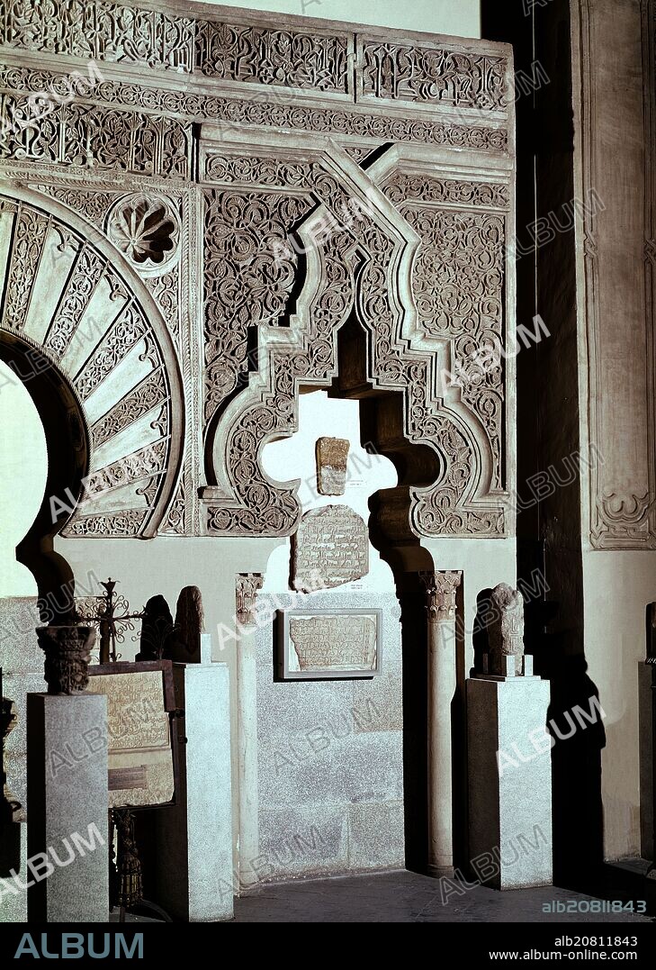 ARCO MIXTILINEO DE LA ALJAFERIA DE ZARAGOZA - SIGLO XI.