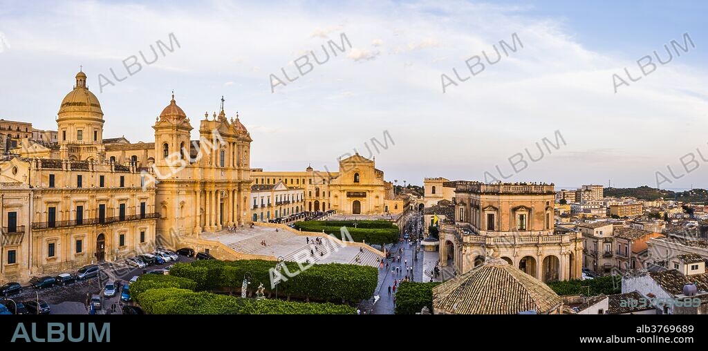 St. Nicholas Cathedral (Noto Cathedral), Church of San Salvatore and Town Hall, Piazza del Municipio, Noto, Val di Noto, UNESCO World Heritage Site, Sicily, Italy, Europe.