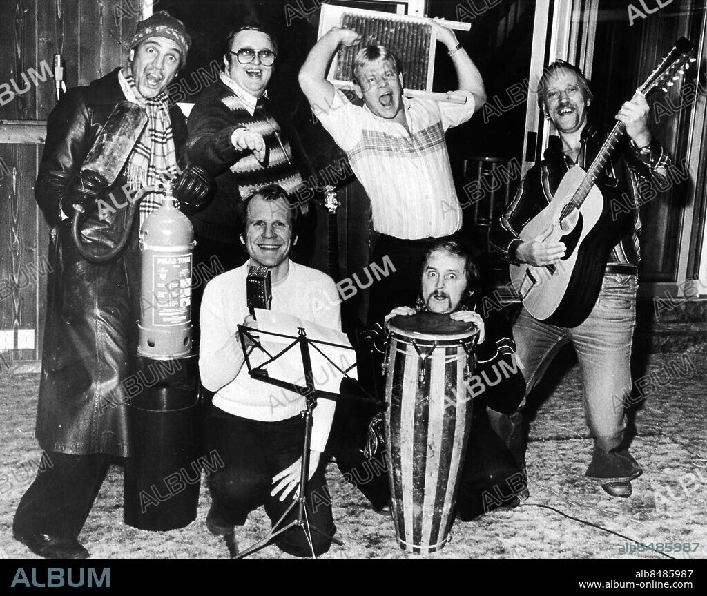 GÖTEBORG 1978-02-14.. Rockfolket är i farten med en radioserie för barn. Gruppen består av fr. v. Bertil Bertilson, Leif Burken Björklund, Åke Larsén, Sigge Ernst och Rock-Ragge *** Local Caption *** GP Foto: Leif Åkerström. / Kamerareportage / TT / Kod: 2524.