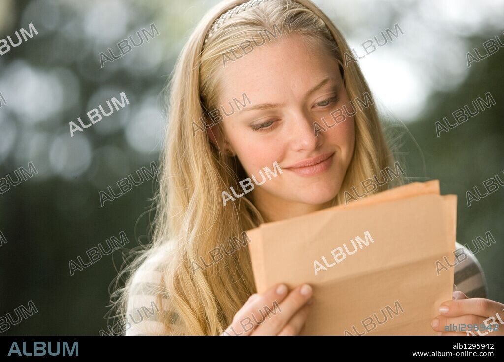 AMANDA SEYFRIED in DEAR JOHN, 2010, directed by LASSE HALLSTROM. Copyright RELATIVITY MEDIA/TEMPLE HILL PRODUCTIONS.