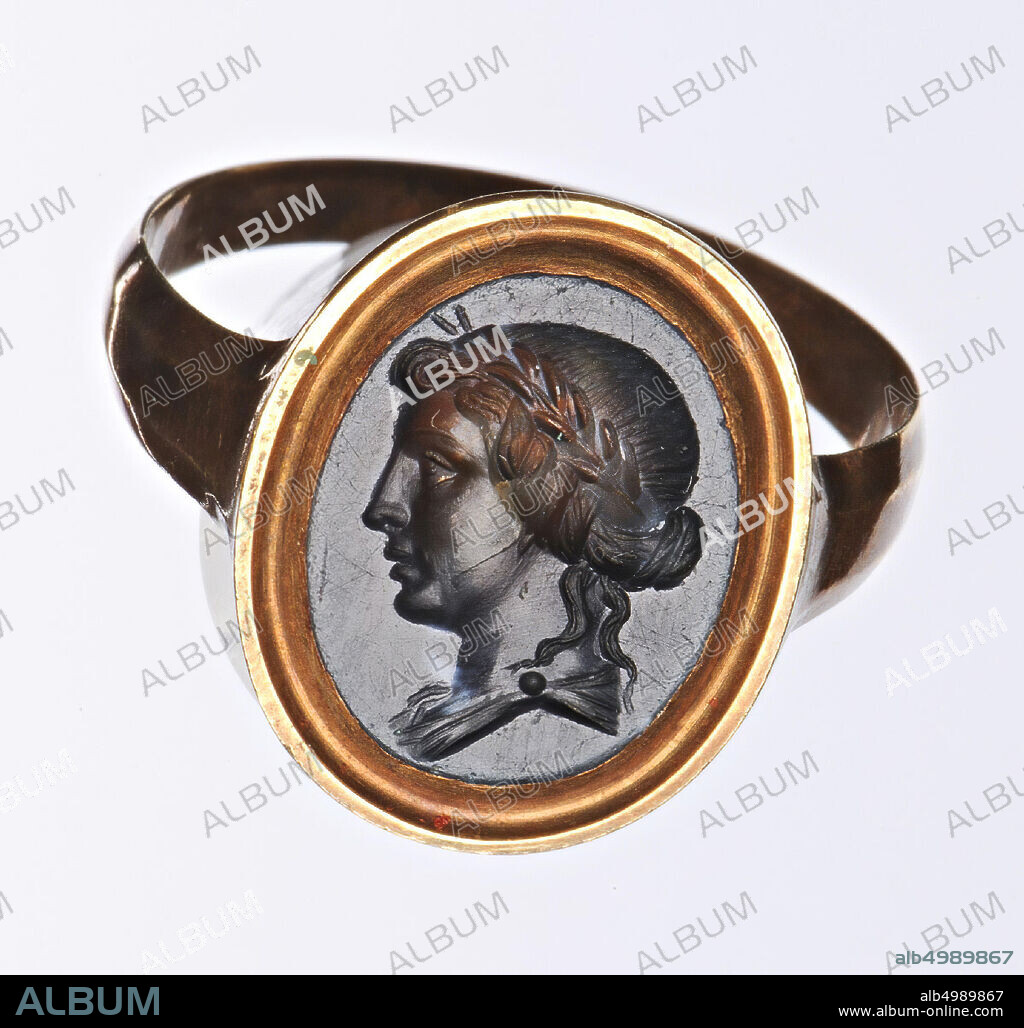 Vz: head of young woman (Roman) and profile to the right, laurel wreath in hair, locks in neck falling down, drapery, gem, intaglio, sard, Color: bluish-brown, Shape: oval, standing, Processing: in golden ring, Method: 14.5 x 10 mm, D. 2 mm, wt. 3.06 gr., 18th century 1700-1800.