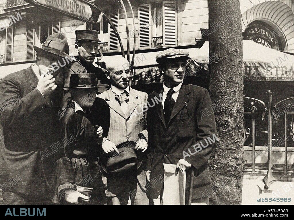 ANÓNIMO. Jean Cocteau, Manuel Ortiz de Zárate, Henri-Pierre Roché, Marie Vassilieff, Max Jacob and Picasso. Montparnasse, La Rotonde.