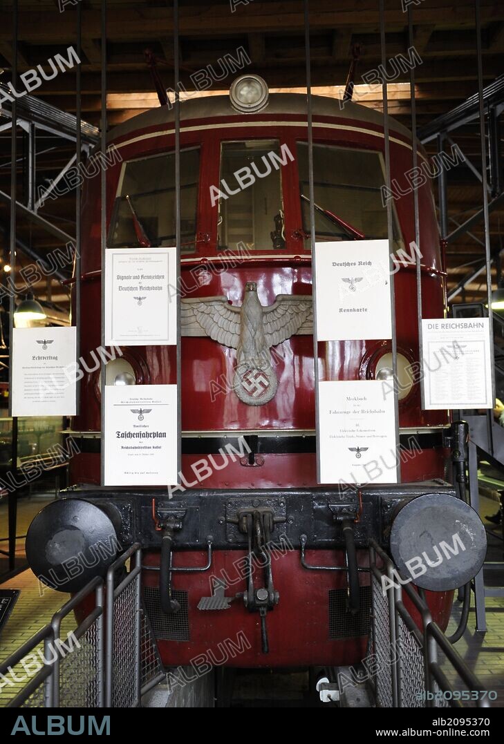 Deutsche Reichsbahn (DRB). Compañía nacional de ferrocarriles alemana creada en 1920. Operó en Alemania durante la época de la República de Weimar y la Alemania nazi. Jugó un importante papel durante la Segunda guerra mundial, en el transporte de tropas, material bélico y municiones. Locomotora con la esvástica nazi. 1940. Deutches Technikmuseum. Berlín. Alemania. Europa.