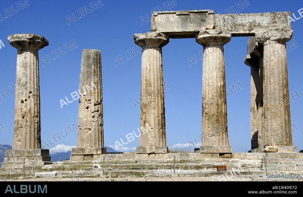 ARTE GRIEGO. GRECIA. RUINAS DE CORINTO. Vista del TEMPLO DE APOLO. Construido hacia el año 540 a. C. sobre las ruinas de un antiguo santuario. De estilo dórico, todavía conserva en pie 7 de sus 38 columnas, en parte arquitrabadas. Provincia de Korinthia. Región del Peloponeso.