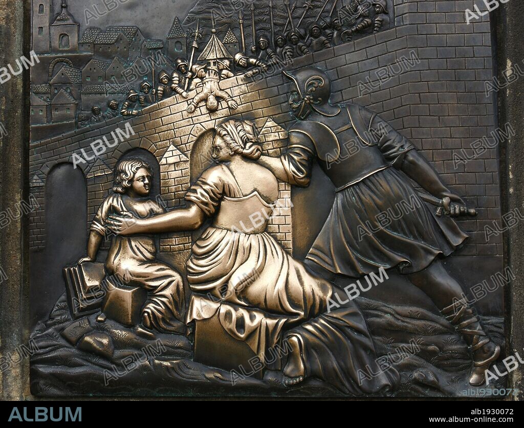 REPUBLICA CHECA. PRAGA (PRAHA). Relieve donde se representa el martirio de San Juan Nepomuceno o Juan de Nepomuk (Jan Nepomucký en checo) (c. 1340? 20 de marzo de 1393). Patrón de Bohemia. Fue lanzado al río desde el Puente de Carlos, por orden del rey Wenceslao IV de Bohemia. La tradición dice que pasar la mano sobre el relieve de bronce del santo, da suerte. Puente de Carlos. Centro Europa.