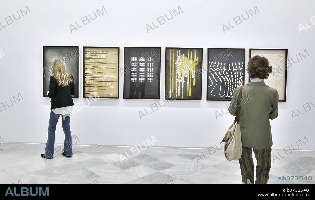 Sevilla, 28/10/2021. Se presenta la exposición 'La Máquina Española', con la donación de Pepe Cobo. Asisten la consejera de Cultura, Patricia del Pozo, Pepe Cobo, la comisaria de la exposición, Laura Revuelta (jefa de ABC Cultural), y el director del CAAC, Juan Antonio Álvarez Reyes. Foto: J. M. Serrano. ARCHSEV.