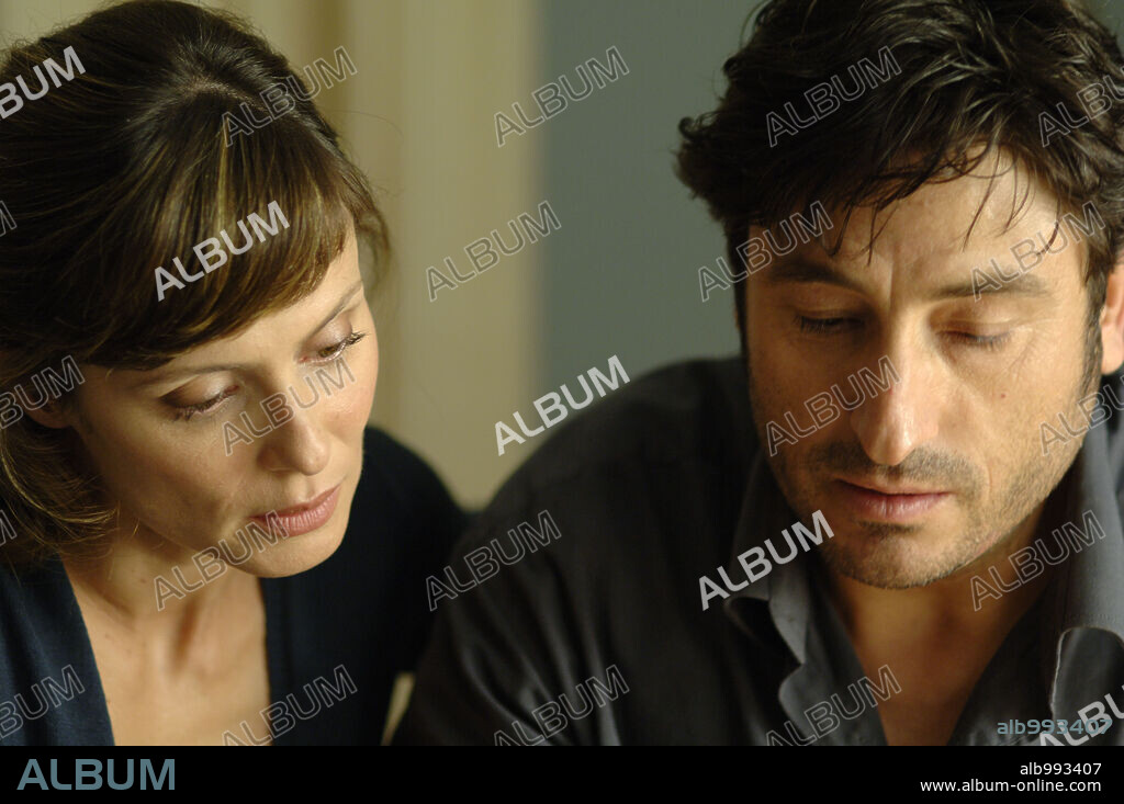 AITANA SANCHEZ-GIJON and CARMELO GOMEZ in LA CARTA ESFERICA, 2007, directed by IMANOL URIBE. Copyright ENRIQUE CEREZO PRODUCCIONES.
