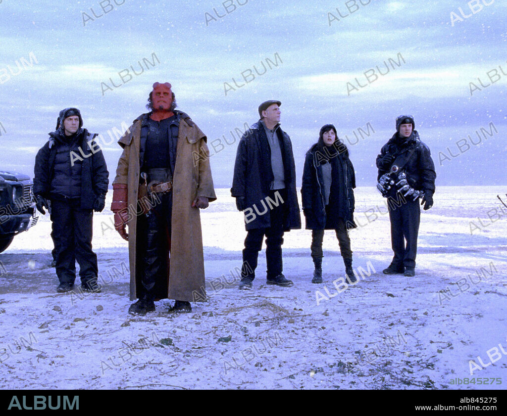 COREY JOHNSON, JEFFREY TAMBOR, RON PERLMAN, RUPERT EVANS y SELMA BLAIR en HELLBOY, 2004, dirigida por GUILLERMO DEL TORO. Copyright COLUMBIA PICTURES / EDEN FX.