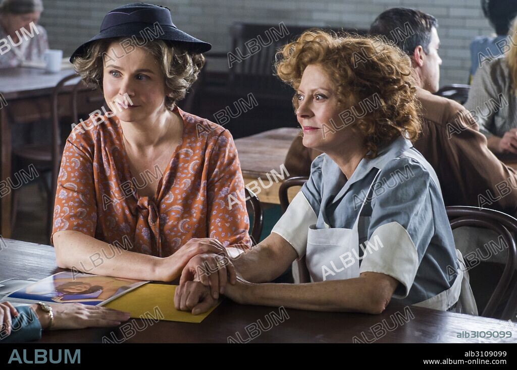 EMILY WATSON y SUSAN SARANDON en THE SECRET LIFE OF MARILYN MONROE, 2015, dirigida por LAURIE COLLYER. Copyright DON CARMODY TELEVISION/ASYLUM ENTERTAINMENT.