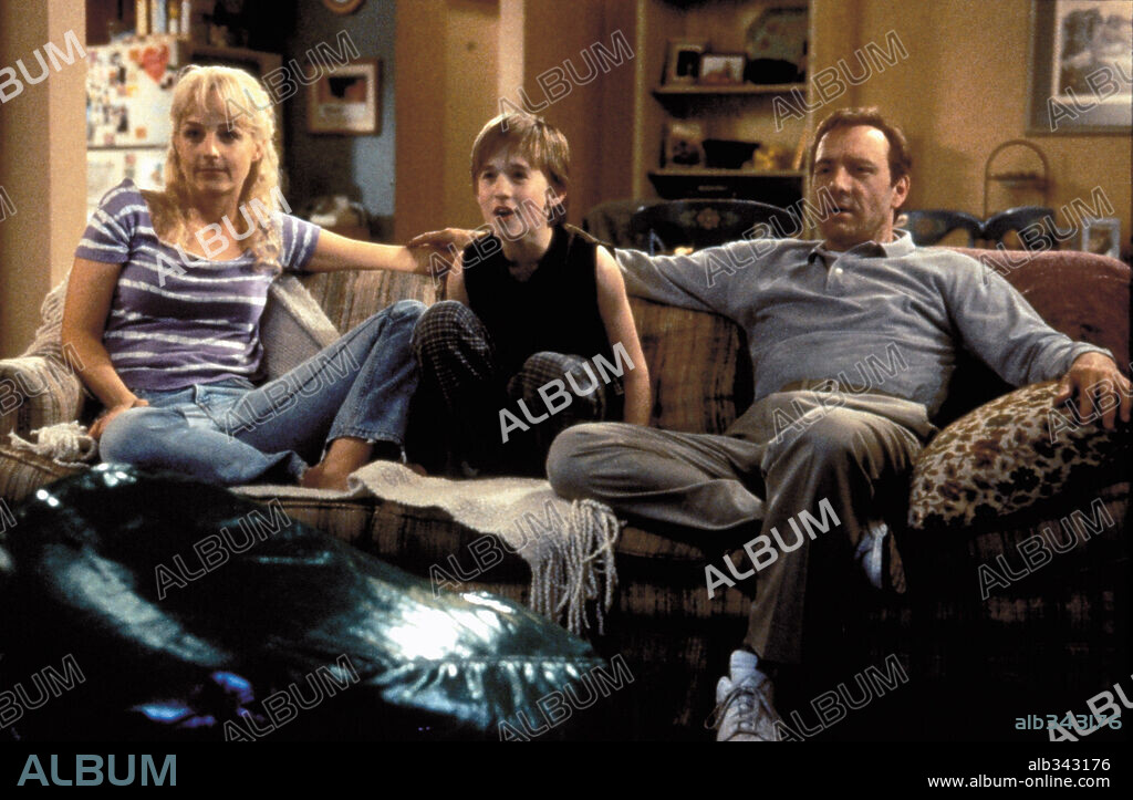 HALEY JOEL OSMENT, HELEN HUNT and KEVIN SPACEY in PAY IT FORWARD, 2000, directed by MIMI LEDER. Copyright WARNER BROS. PICTURES / JAMES, DAVID.