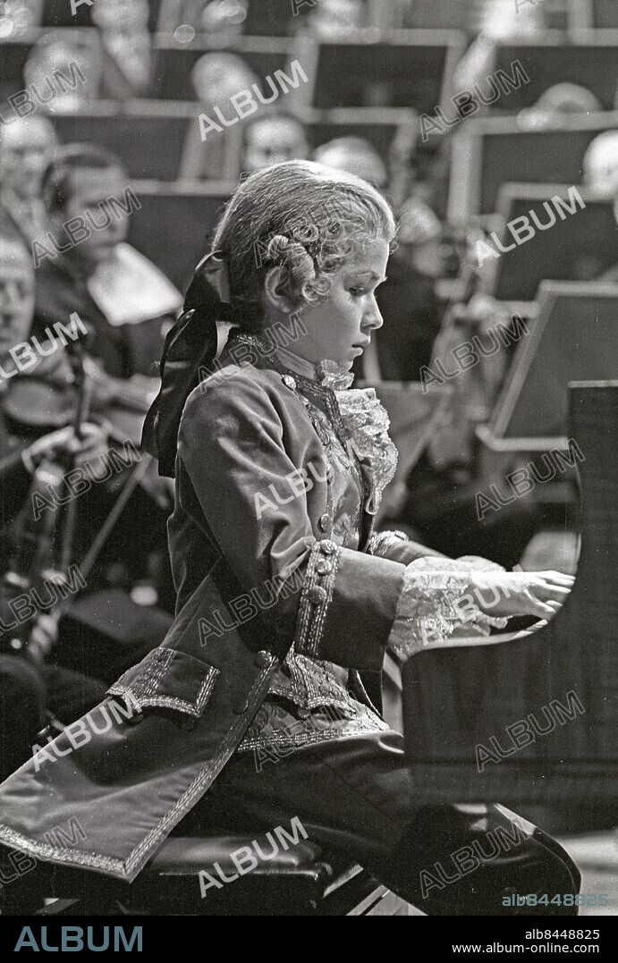 Anm. S. Scheja, 1950-, pianist "Mozart - underbarnet". Barn- och familjeföreställning med Radioorkestern och Herbert Blomstedt sänt första gången i SVT 1964-03-28 Bildserie se även bildid: 817188, 817187, 817186 Peruker Scenkläder Profiler persons: STAFFAN SCHEJA sites: SVERIGE;STOCKHOLM PhotoDate:1964-02-01 . Bilden får endast användas i programpresenterande sammanhang. Fotografens namn, Sveriges Television samt programmets titel skall alltid anges.