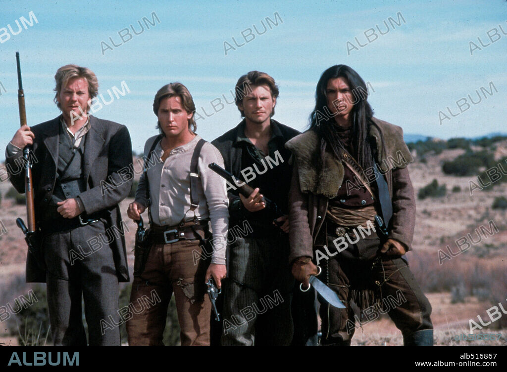 CHRISTIAN SLATER, EMILIO ESTEVEZ, KIEFER SUTHERLAND y LOU DIAMOND PHILLIPS en INTRÉPIDOS FORAJIDOS, 1990 (YOUNG GUNS II), dirigida por GEOFF MURPHY. Copyright 20TH CENTURY FOX.