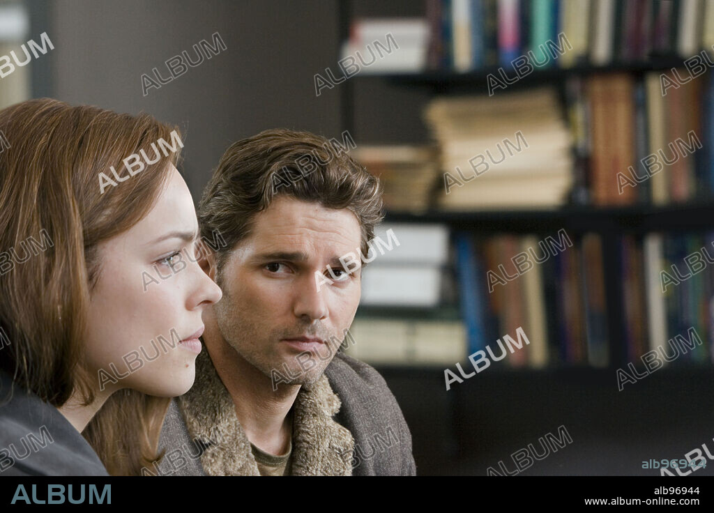 ERIC BANA and RACHEL MCADAMS in THE TIME TRAVELER'S WIFE, 2008, directed by ROBERT SCHWENTKE. Copyright NEW LINE CINEMA/PLAN B ENTERTAINMENT / MARKFIELD, ALAN.