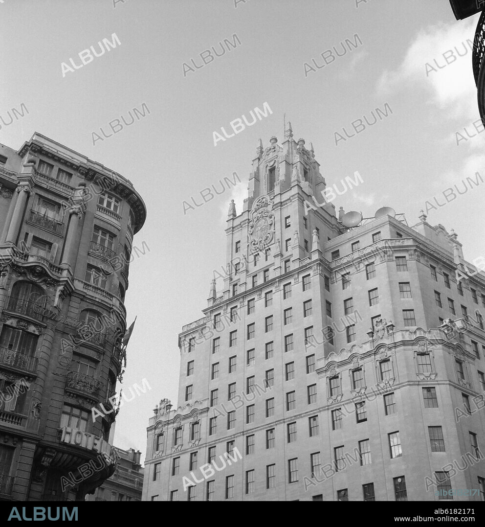 IGNACIO CARDENAS PASTOR (1898-1979). FOTOGRAFIA EN BLANCO Y NEGRO DE LOS AÑOS 50 DEL EDIFICIO DE TELEFONICA CONSTRUCION DE 1929 SITUADO EN EL NUMERO 28 DE LA CALLE GRAN VIA.
