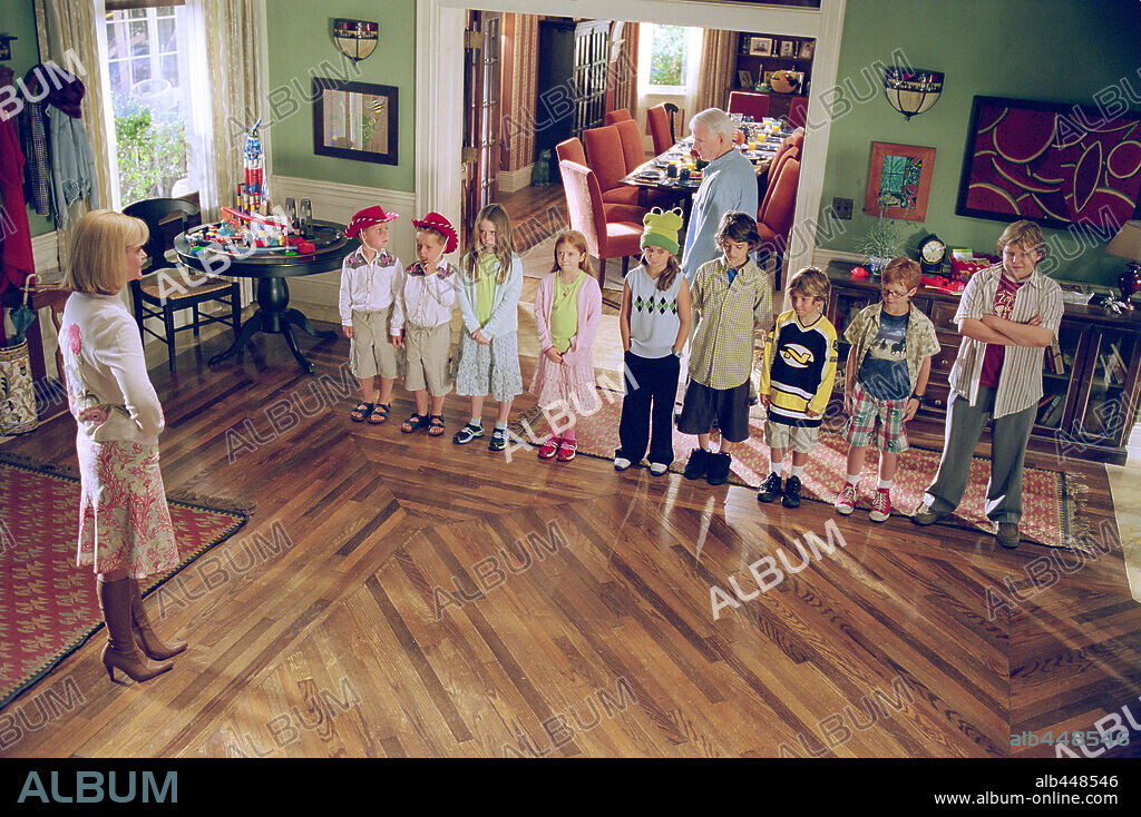 BONNIE HUNT and STEVE MARTIN in CHEAPER BY THE DOZEN, 2003, directed by SHAWN LEVY. Copyright TM 20 TH CENTURY FOX / URDANK, SAM.