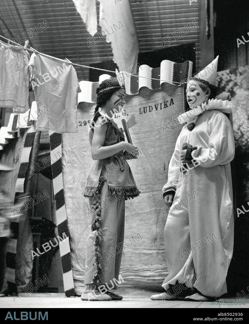 Ludvika 1954-02-21. Ludvika barnteater spelar "Cirkus King". Clownen Monica Widler i samspråk med indianen Ingrid Nilsson . Foto: SvD / TT / kod 12014.