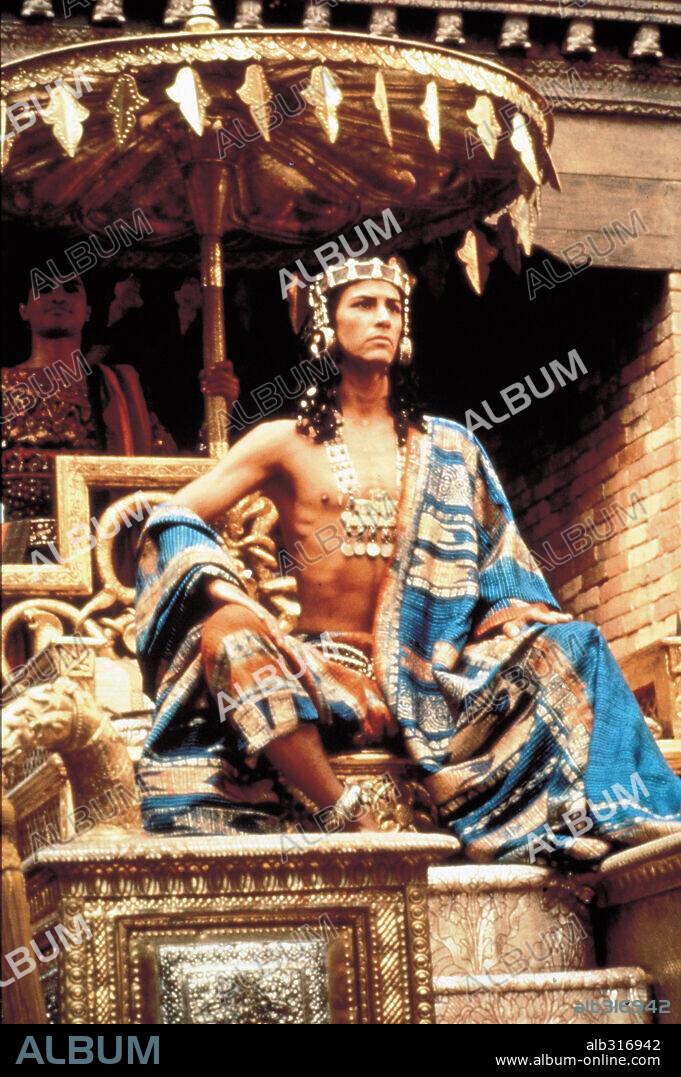 KEANU REEVES en EL PEQUEÑO BUDA, 1993 (LITTLE BUDDHA), dirigida por BERNARDO BERTOLUCCI. Copyright MIRAMAX.