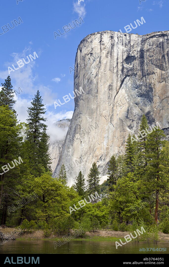 El Capitan, a 3000 feet granite monolith, with the Merced River flowing through Yosemite Valley, Yosemite National Park, UNESCO World Heritage Site, Sierra Nevada, California, United States of America, North America.
