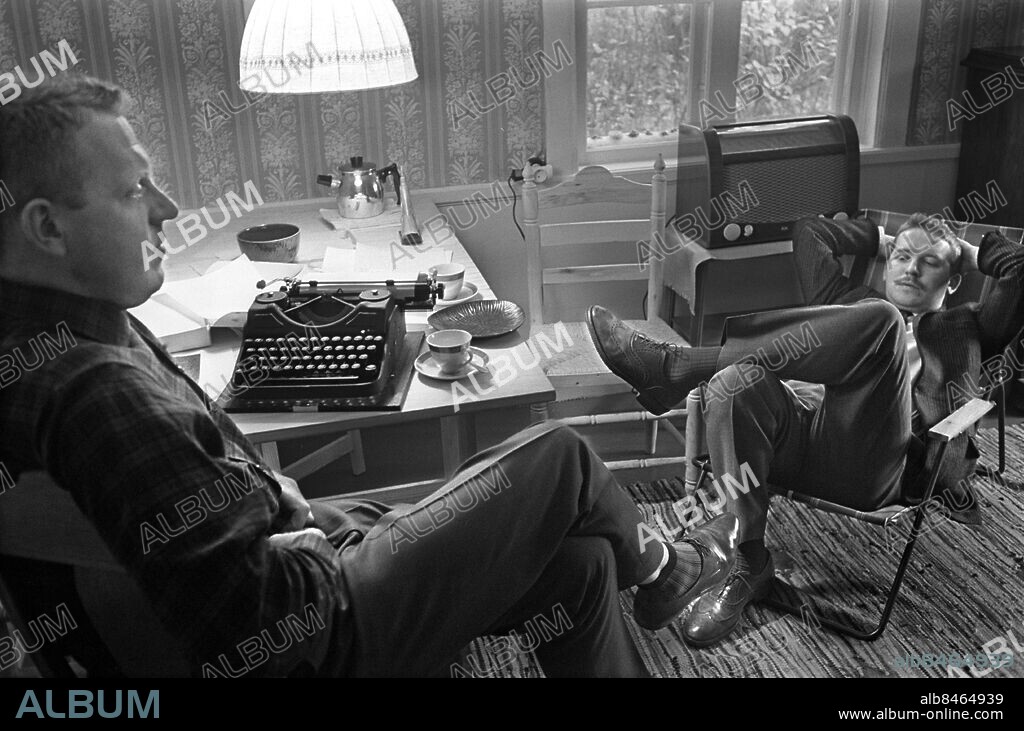 ARKIV 1961-10-16. Författar- och komikerparet Tage Danielsson och Hans Alfredson i Svenska Ords skrivarstuga i Vitabergsparken i Stockholm 16:e oktober 1961.. Foto: Lars Nyberg / XP / SCANPIX / Kod: 34. **AFTONBLADET OUT**.