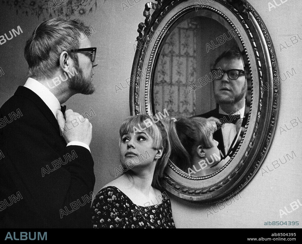 STOCKHOLM 1968-02-22. Två av pristagarna till Chaplinpriset regissören Vilgot Sjöman och Lena Nyman, bägge fick priset för sina respektive insatser i filmen "Jag är nyfiken, Gul" . Foto: Bo Schreiber / SCANPIX CODE 20360.