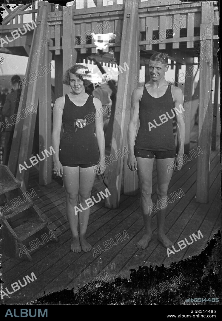 Göteborg - 1924-08-24 - Simmaren Arne Borg (th) med okänd amerikansk simmare *** Local Caption *** Krep Låda 2013-04. KAMERAREPORTAGE.