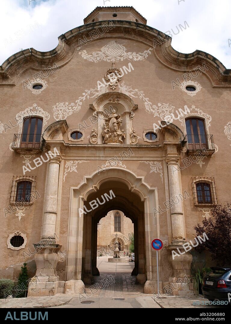 REAL MONASTERIO DE SANTA MARIA DE SANTES CREUS: PUERTA DE LA ASUNCION  . AIGUAMURCIA-SANTES CREUS, TARRAGONA, CATALUÑA, ESPAÑA.