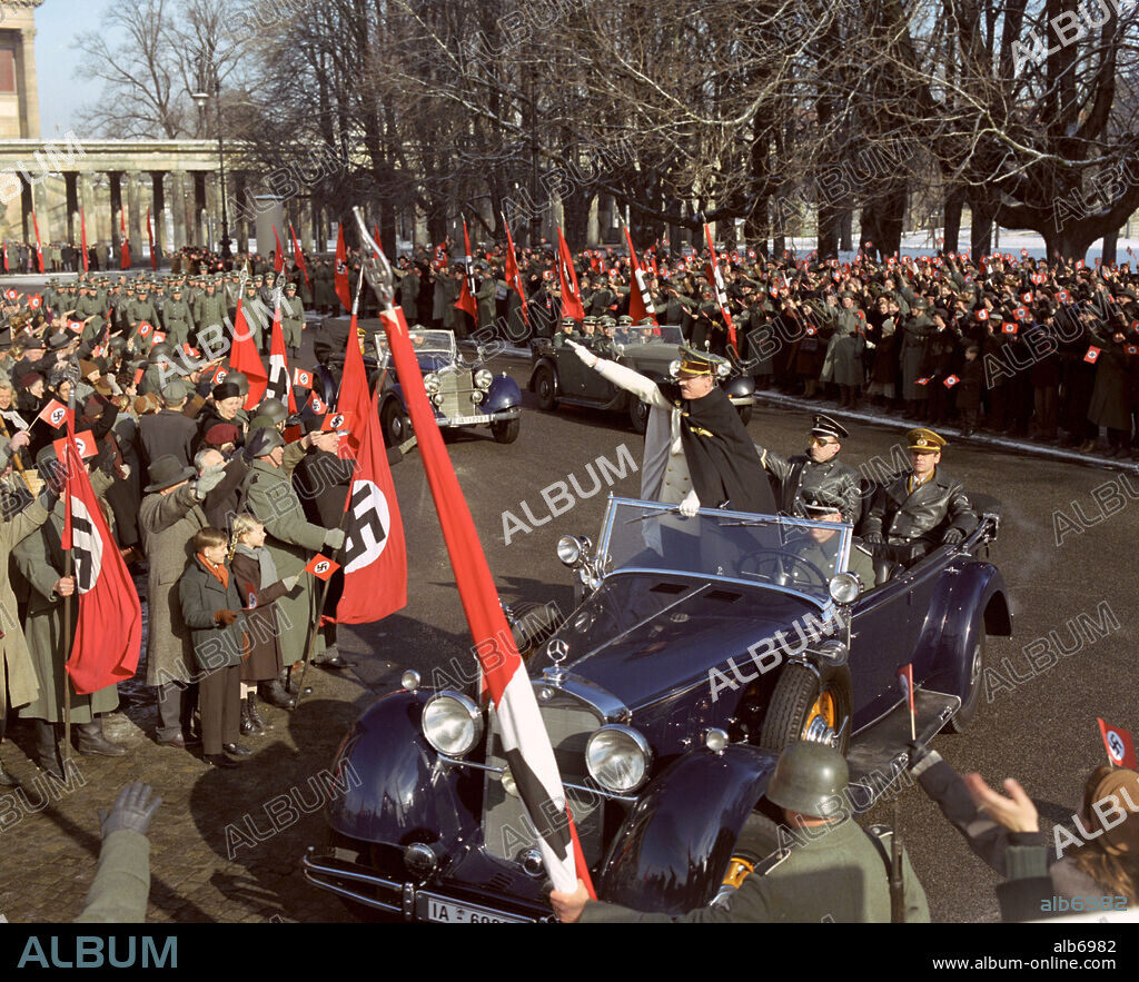HELGE SCHNEIDER in MEIN FUHRER-DIE WIRKLICH WAHRSTE WAHRHEIT UBER ADOLF HITLER, 2007, unter der Regie von DANI LEVY. Copyright BAYERISCHER RUNDFUNK.