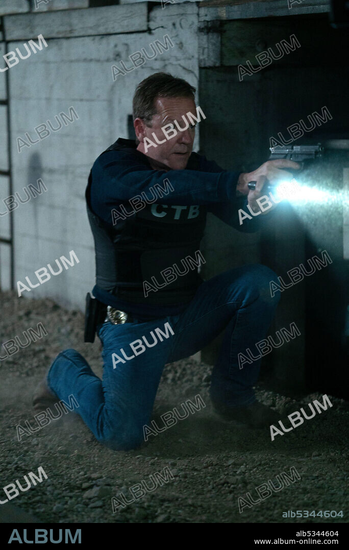 KIEFER SUTHERLAND in THE FUGITIVE, 2020, directed by STEPHEN HOPKINS.